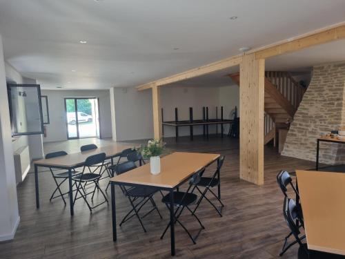Ēdiens un dzērieni, Les Rubys , piscine intérieure chauffée en supplément (Les Rubys , piscine interieure chauffee en supplement) in La Chevillotte