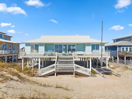 Barefoot Beach Beach House in Fort Morgan