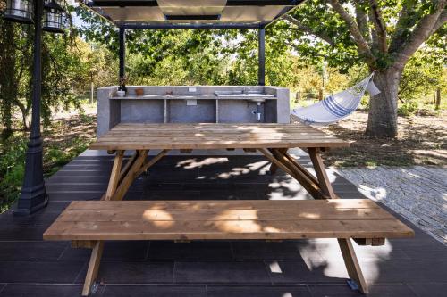 Quintinha do Varoso - Little Red Cottage House in ซานตาครูซ ดา ตราปา