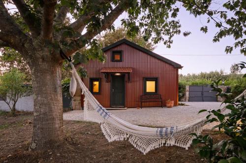 Quintinha do Varoso - Little Red Cottage House in ซานตาครูซ ดา ตราปา