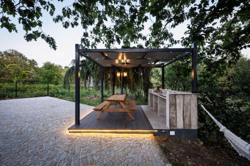 Quintinha do Varoso - Little Red Cottage House in ซานตาครูซ ดา ตราปา