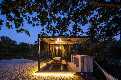 Quintinha do Varoso - Little Red Cottage House in ซานตาครูซ ดา ตราปา