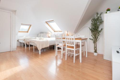 Open Mind Property - Studio Flat for 4 Guests in Talbot and Branksome Woods