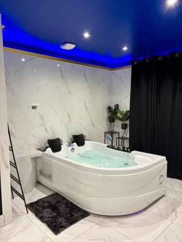 Dalikyda - Blue Dream - Balneo - Netflix - Cocoon in อาร์เฟลอ