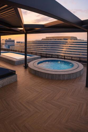 Zeta Mall Luxury Apartments by Wall Street Rooftop Pool Access – khách sạn tại DHA Phase II