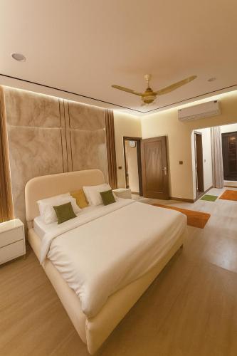 Zeta Mall Luxury Apartments by Wall Street Rooftop Pool Access - main image