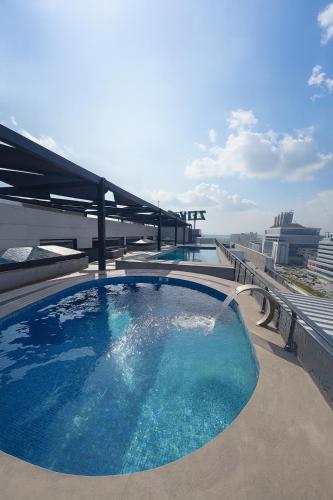 Zeta Mall Luxury Apartments by Wall Street Rooftop Pool Access - image 2
