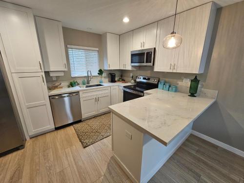 Beautiful new construction 1br with full size appliances centrally located in La Mesa