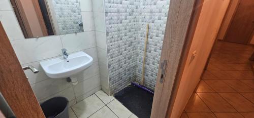 Jolie appartement calme à louer par jour (Jolie appartement calme a louer par jour) in Бузніка