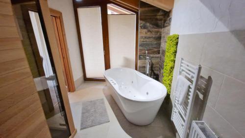 Pezsgőfürdő, Jasna Chalet - Chopok view Apartment with sauna and whirlpool bathtub in Demanovska–Dolina