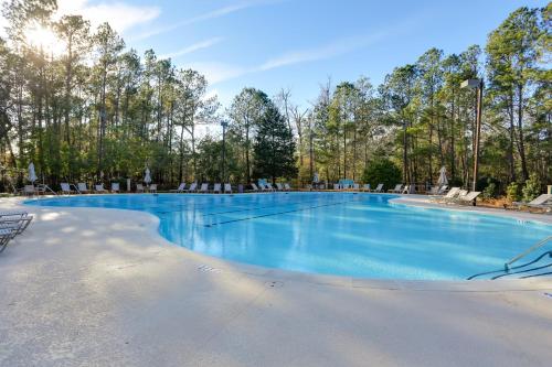 Myrtle Beach Condo in Tidewater with Pool and Golf! in North Myrtle Beach, USA