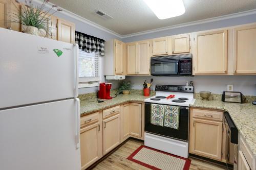 Myrtle Beach Condo in Tidewater with Pool and Golf! in North Myrtle Beach, USA