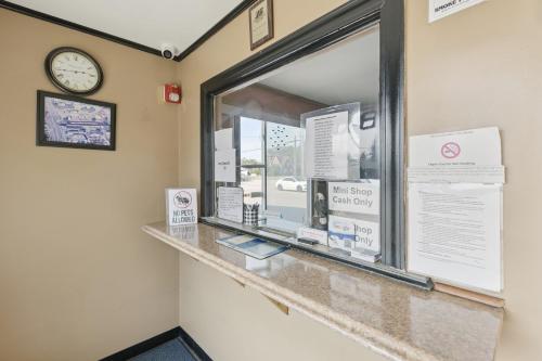 Curry’s Motel by OYO Saginaw MI - image 2