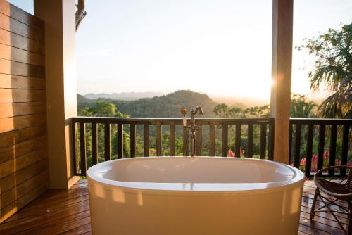 Terraza/balcón, Copal Tree Lodge a Muy'Ono Resort in Forest Home