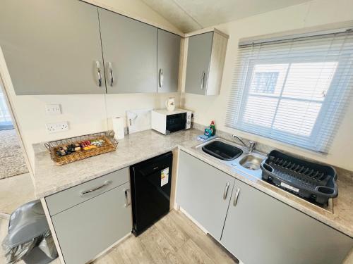 2 Bedroom Caravan FE12, Fairway, Sandown, Dog Friendly in Södra Sandown