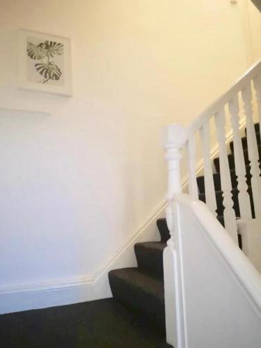 BUDGET APARTMENT - quiet, compact, FREE PARKING & WiFi easy access to Cardiff - LONG TERM OFFER! in Allt-yr-yn