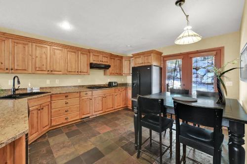 Eden Mountain Condo with Views Pool & Hot Tub Access - image 13