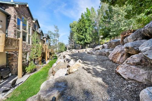 Eden Mountain Condo with Views Pool & Hot Tub Access - image 3