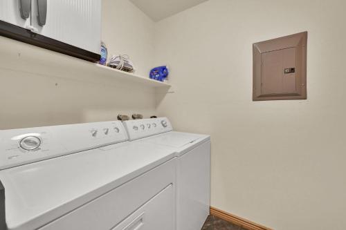 Eden Mountain Condo with Views Pool & Hot Tub Access - image 14