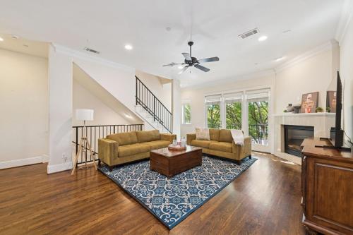Highland Park, Oak Lawn Dallas Townhome in Оак Лаун