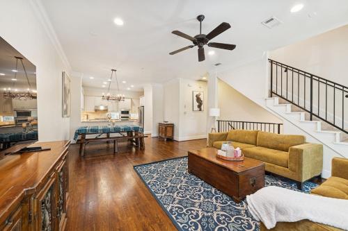 Highland Park, Oak Lawn Dallas Townhome in Оак Лаун