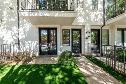Highland Park, Oak Lawn Dallas Townhome in Оак Лаун