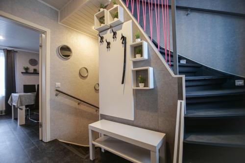 Modern mitten in der Stadt und doch sehr ruhig 2 Minuten zu Therme in บัด เอมส์