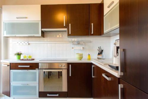 Two-Bedroom Apartment in Okrug Gornji II - image 3