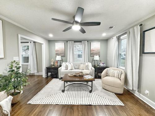 Stylish 2BR in Decatur - Big Deck - Pets OK - Fire Pit in 迪卡特