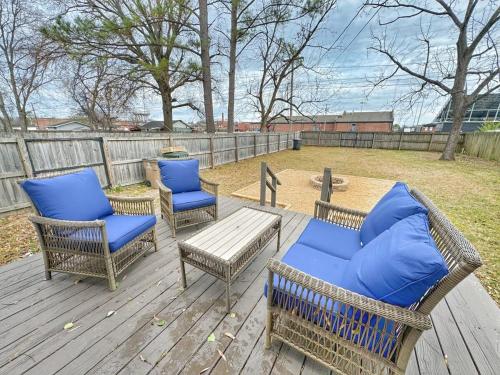 Stylish 2BR in Decatur - Big Deck - Pets OK - Fire Pit in 迪卡特
