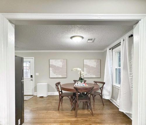 Stylish 2BR in Decatur - Big Deck - Pets OK - Fire Pit in 迪卡特