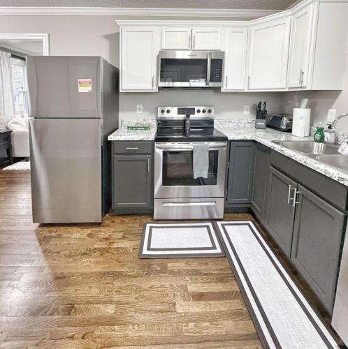 Stylish 2BR in Decatur - Big Deck - Pets OK - Fire Pit in 迪卡特