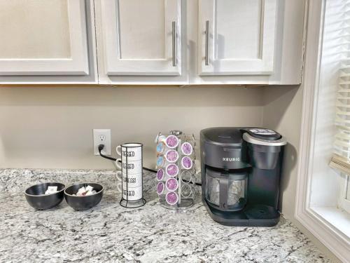 Stylish 2BR in Decatur - Big Deck - Pets OK - Fire Pit in Decatur