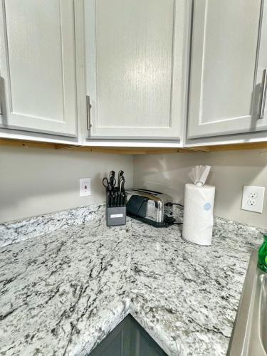 Stylish 2BR in Decatur - Big Deck - Pets OK - Fire Pit in 迪卡特