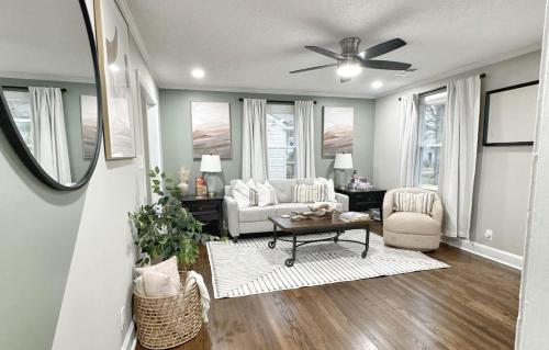 Stylish 2BR in Decatur - Big Deck - Pets OK - Fire Pit in 迪卡特