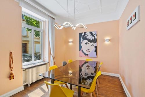 Cozy 3BR Townhome Walk to City Center & Park Free