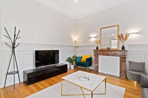 Bright Beautiful Luxurious 1 BR Suite Apartment - image 3