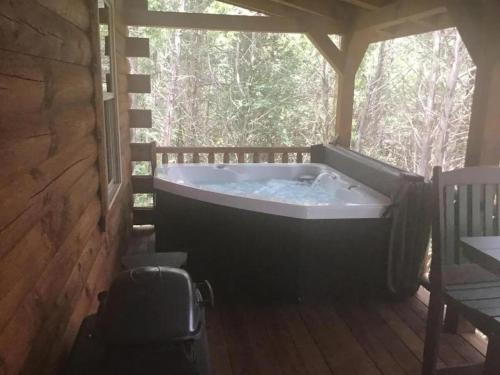 Woodland Cabin Rental near High Bridge Trail State Park in Prince Edward County, Virginia in ฟาร์มวิลล์ (เวอร์จิเนีย)