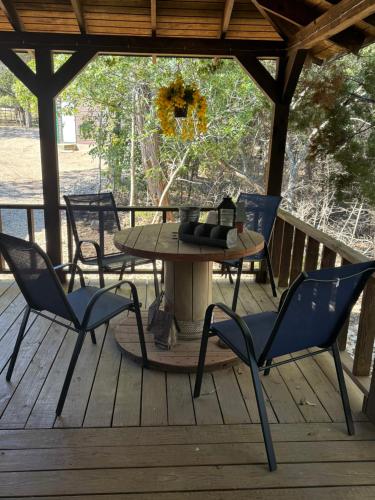 Lake Whitney Log Cabin in Lakewood Harbor, USA