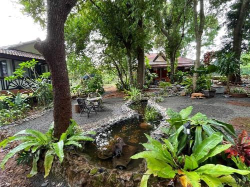 VANESSA'S GARDEN Restaurant & Bungalow – khách sạn tại Beung Yaklom