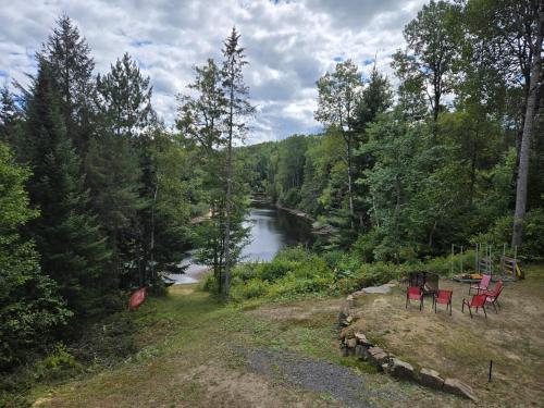 Chalet COEUR de loup avec spa in แซ็ง อเลซี เด มงต์ (ควิเบ)