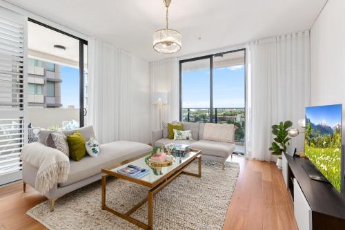 Chic 2BR Inner-City Stay with Balcony - image 12