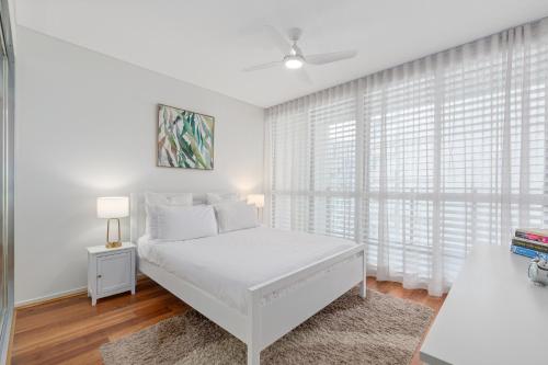 Chic 2BR Inner-City Stay with Balcony - image 10