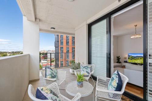 Chic 2BR Inner-City Stay with Balcony - image 4
