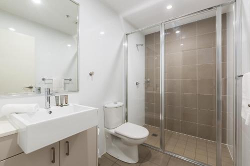 Chic 2BR Inner-City Stay with Balcony - image 7