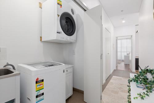 Chic 2BR Inner-City Stay with Balcony - image 3