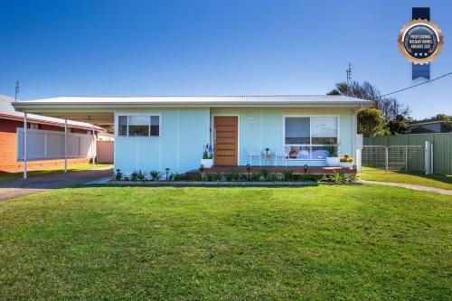 Periwinkle I Pet Friendly I 2 Mins Walk to Beach - Tap to explore photos
