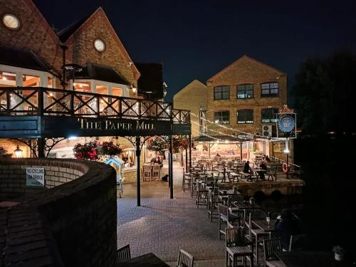 Ideal for country holidays and trips to London's tourist attractions - image 13