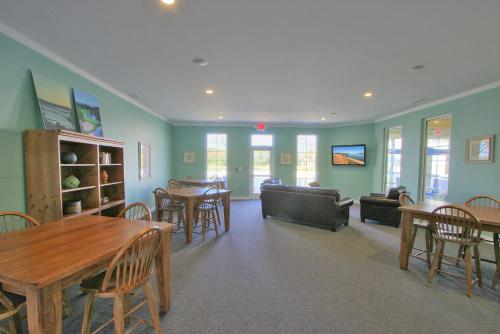 Shared lounge/TV area, Bluewater by Spinnaker Resorts in Hilton Head Island Waterfront