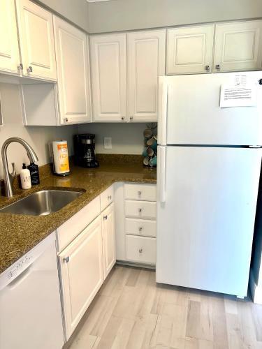 Welcoming 2-bedroom condo with bonus room! in 印度海岸
